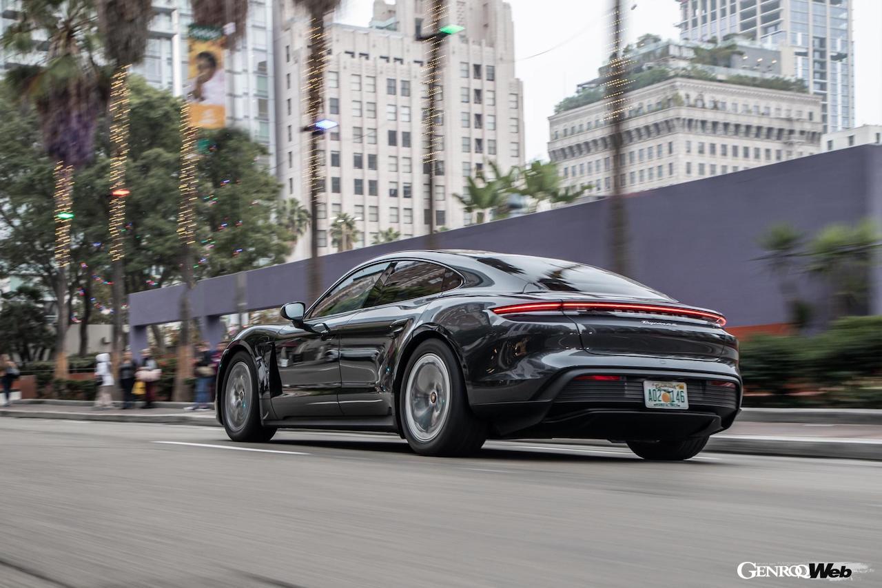 タイカンのドライバーがブレーキペダルを踏むと、多くの場合は回生システムを用いて充電と同時に車両を減速する。