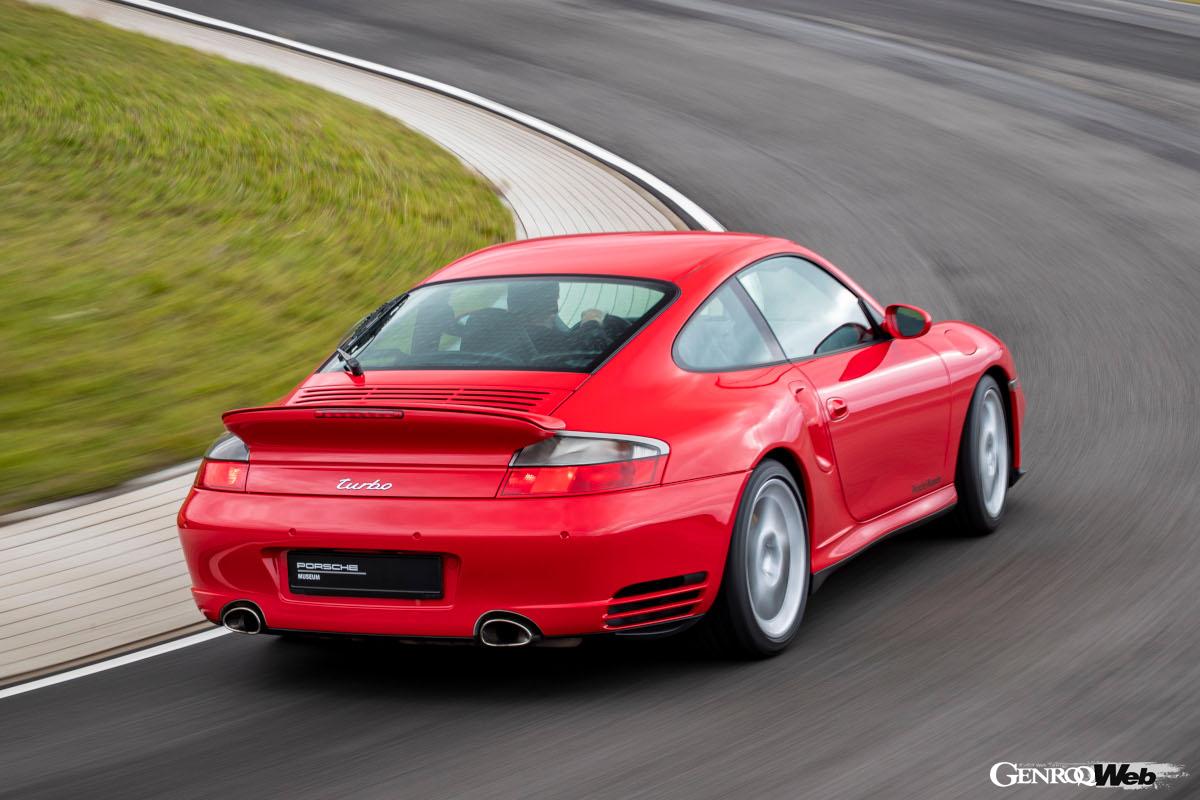 996型911ターボのリヤスタイリング。今見るとナローだ。