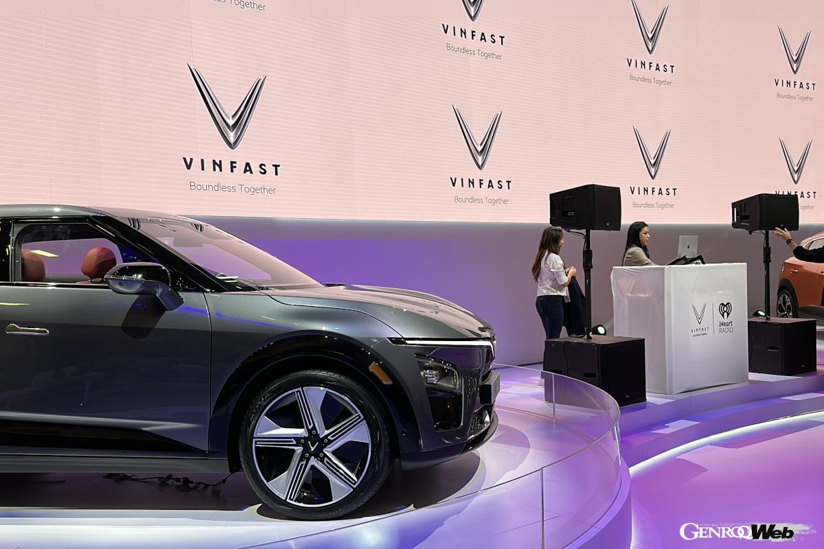ベトナムの新興自動車メーカー「VinFast（ビンファスト）」。自動車関連展示が集められた西ホールでひときわ目を引いた。