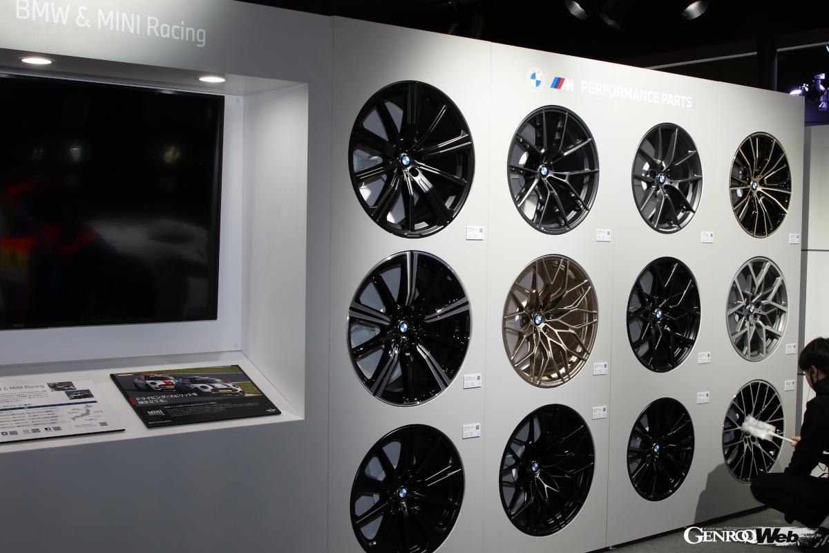 展示される12種類のホイールはMモデルだけでなくSAVのXモデルまで、サイズにして18〜22インチと多彩なラインナップを展示している。
