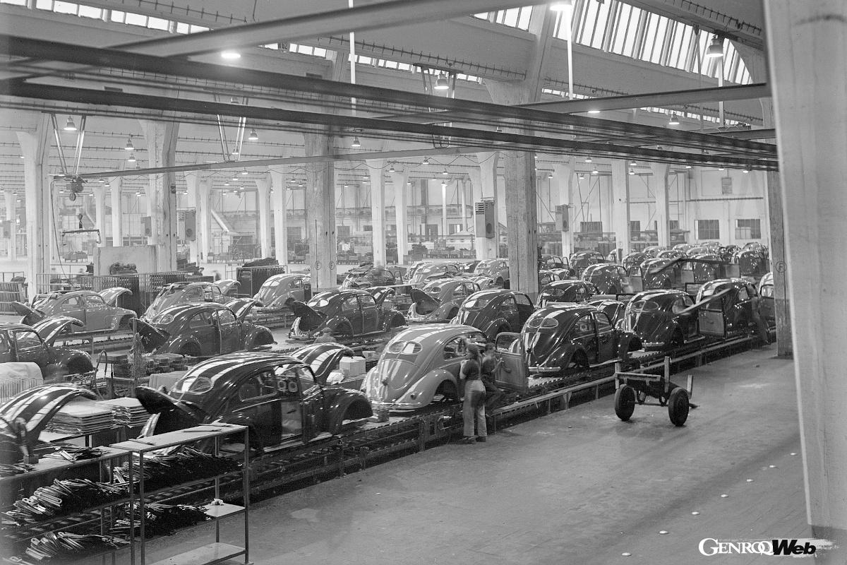 1950年代のドイツ・ウォルフスブルク工場で生産されるビートル。