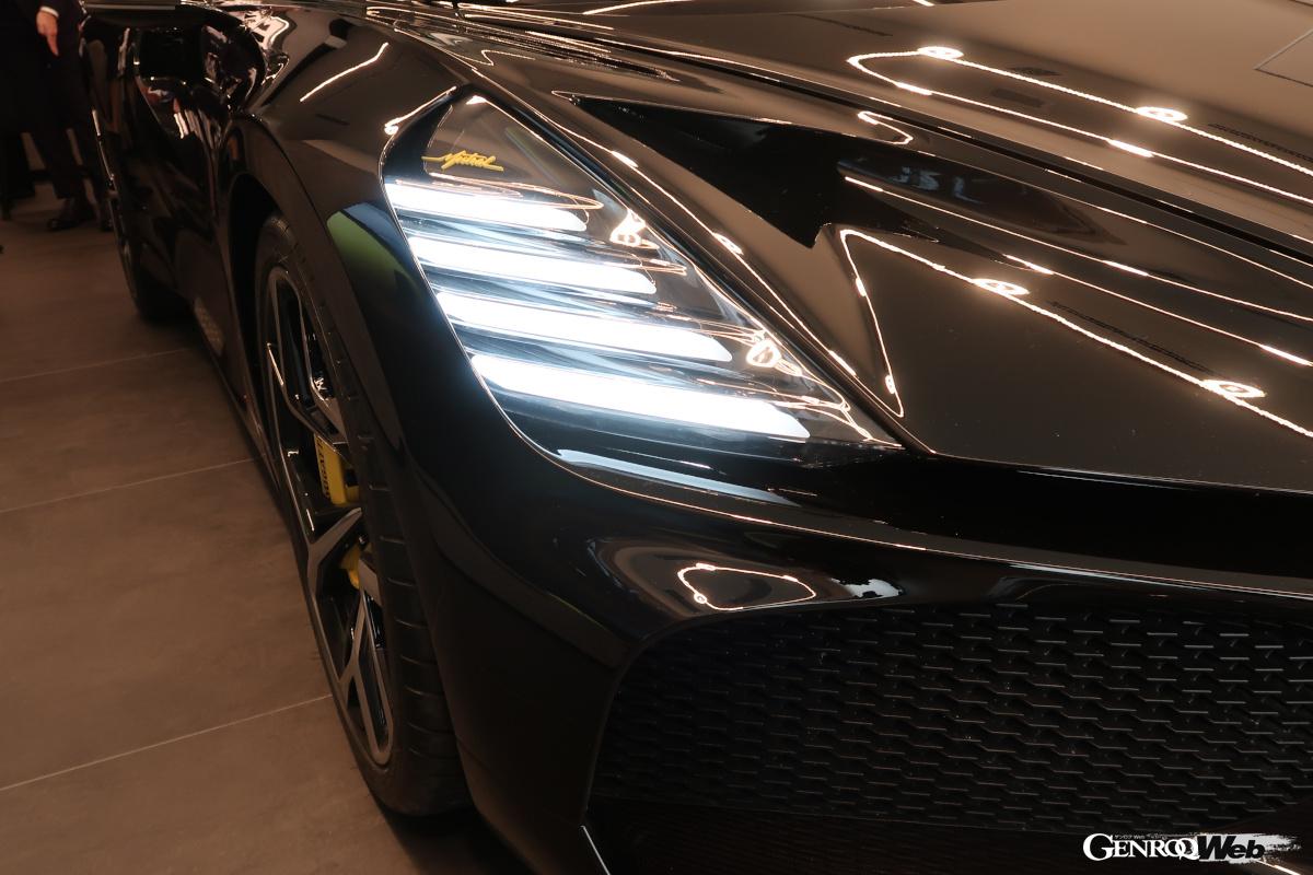 ヘッドライトは縦型となっており、mistralのロゴが入れられる。