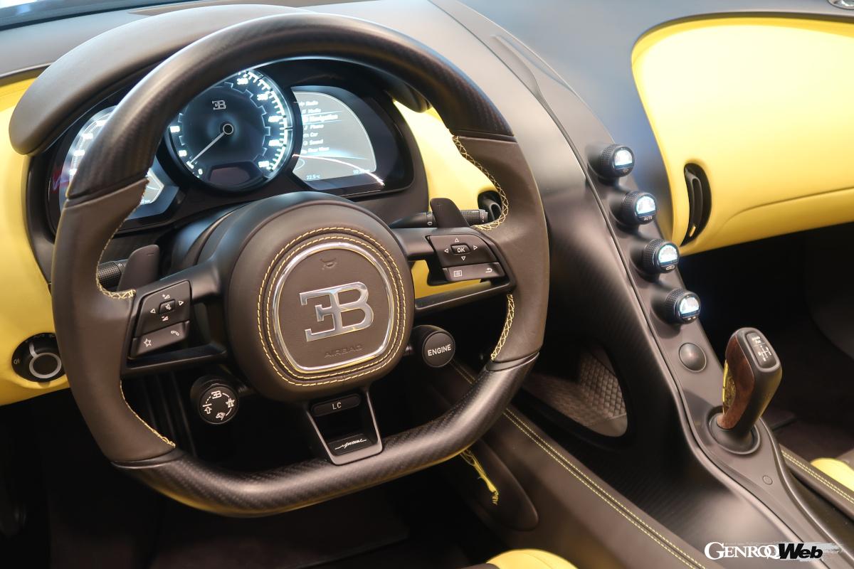 ゴージャスだがシンプルで機能的なインパネ。左側のモニター画面にはパワーメーターがある。