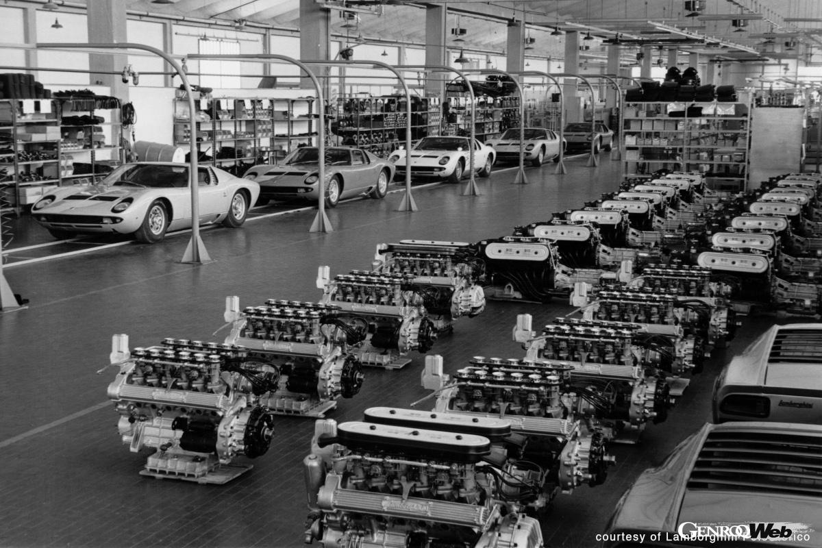 ミウラP400の生産ラインとされる写真。ずらりと並ぶV12エンジンは壮観だが、実際に生産されているとは思えないほど整然としている。