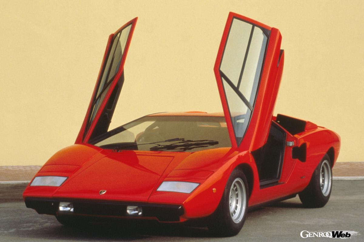 現在のランボルギーニの礎を築いたカウンタックLP400。シザーズドアはランボルギーニの代名詞である。