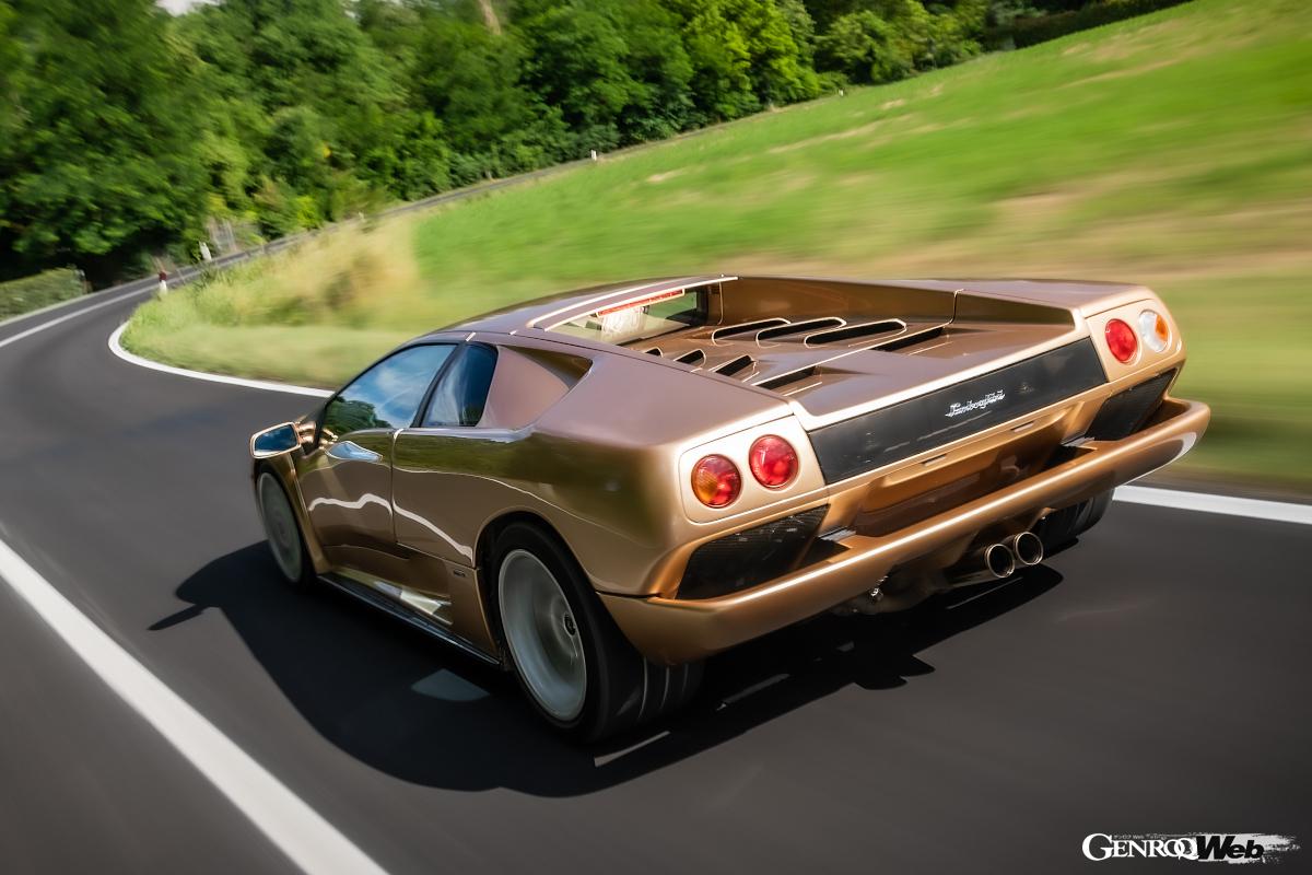 カウンタックの後継車となったディアブロ。写真は2000年に登場した6.0リッターV12モデル。