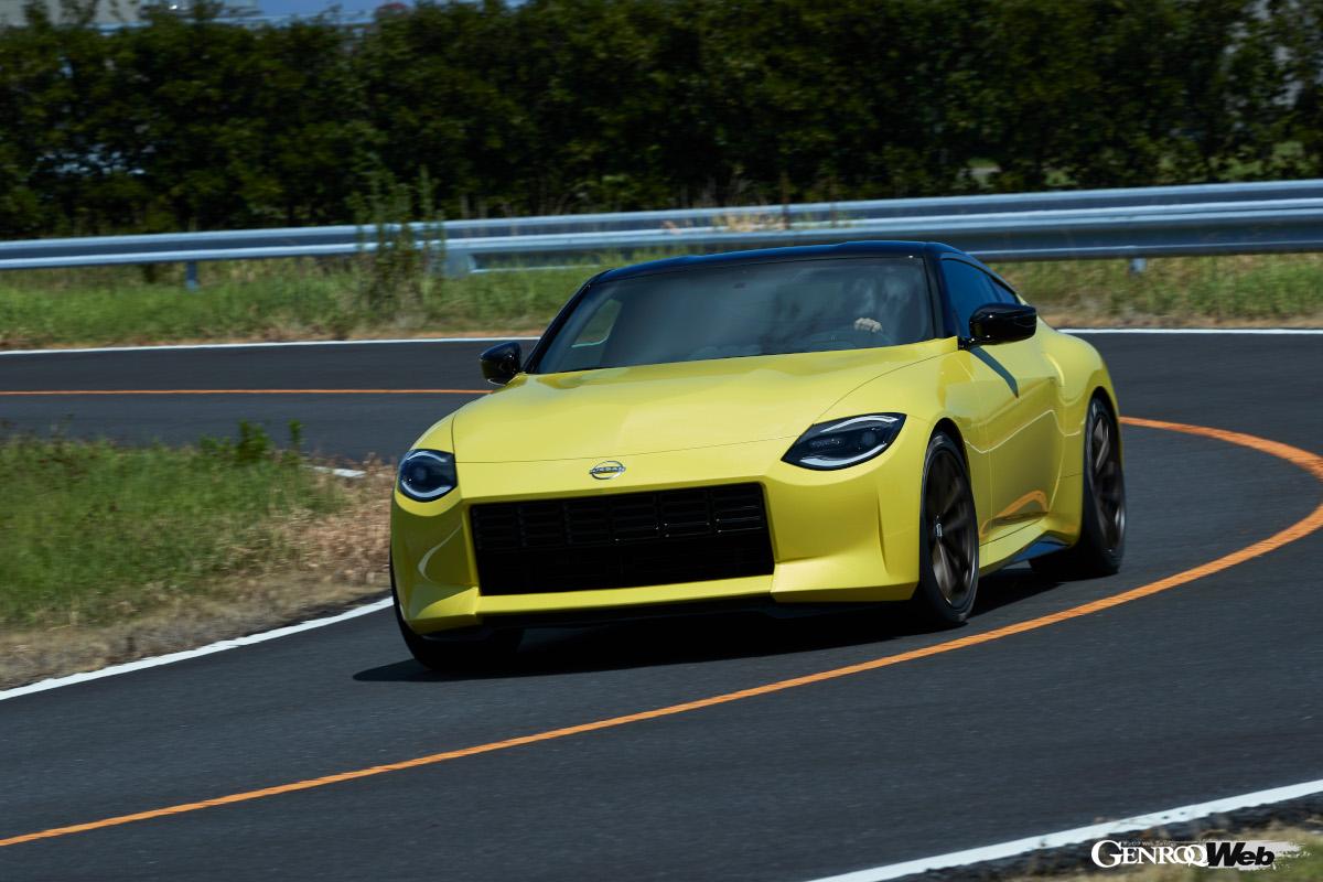 ボディサイズは718ケイマンが全長で25mm上回るものの、全幅や全高ではフェアレディZがそれぞれ45mmと30mm大きい。車両重量は200kg近く異なるため、運動性能においては、718ケイマンに大きなアドバンテージがあるだろう。