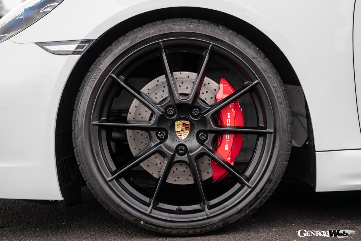 フェアレディZのトレッド（前／後）が1555／1565mmなのに対して、718ケイマンGTS4.0のトレッド（前／後）は1515／1532mmでやや狭い。