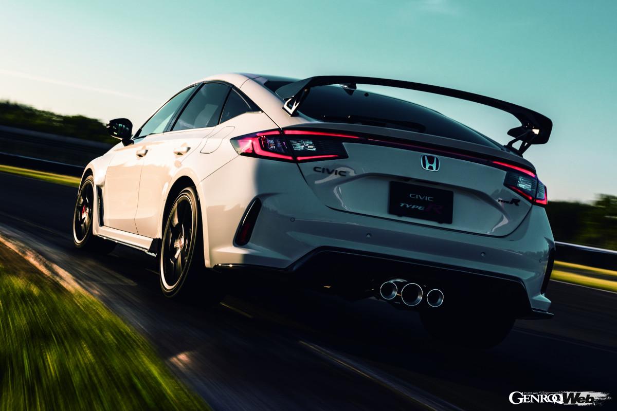 ホイールベースこそ近いがシビック タイプRよりもナローなA45 S。意外とボディサイズの異なるA45 Sとシビック タイプR。