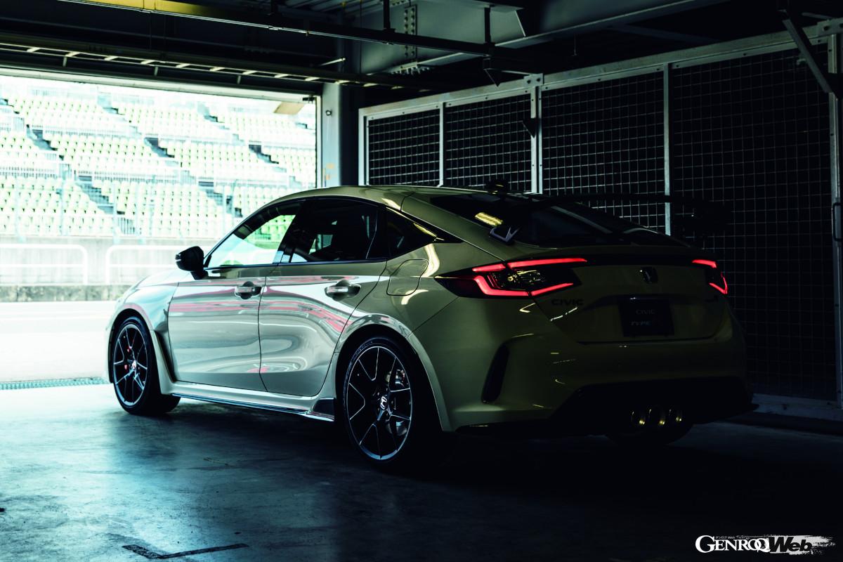 ホイールベースこそ近いがシビック タイプRよりもナローなA45 S。意外とボディサイズの異なるA45 Sとシビック タイプR。