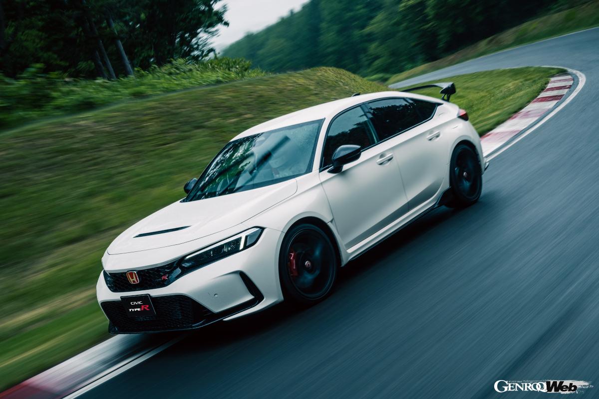 A45 Sよりも幅広のタイヤを装着するシビック タイプR。サーキットでの速さを求めるならワイドタイヤは必須だ。