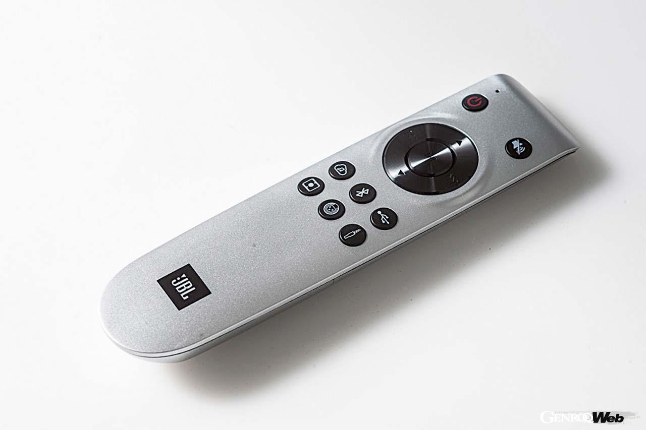 入力ソースを簡単に切り替えられるリモコンも付属する。リモコンと本体はBluetooth接続のため、スピーカーの向きに縛られず操作することが可能だ。