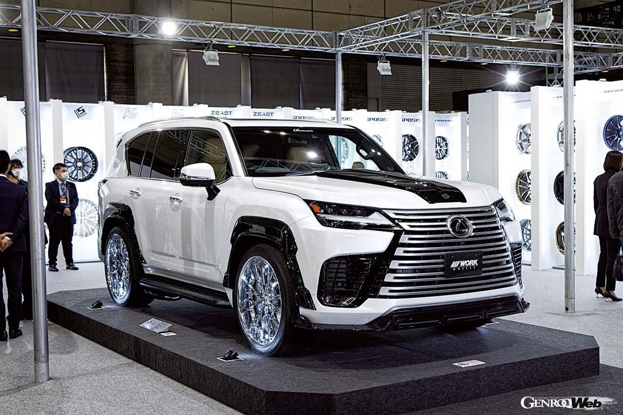 プラチナムボディキットが装着され、威風堂々たるレクサスLX600。鍛造ディスクに対して全方位的に輝きを持たせるバサラカットが入る。