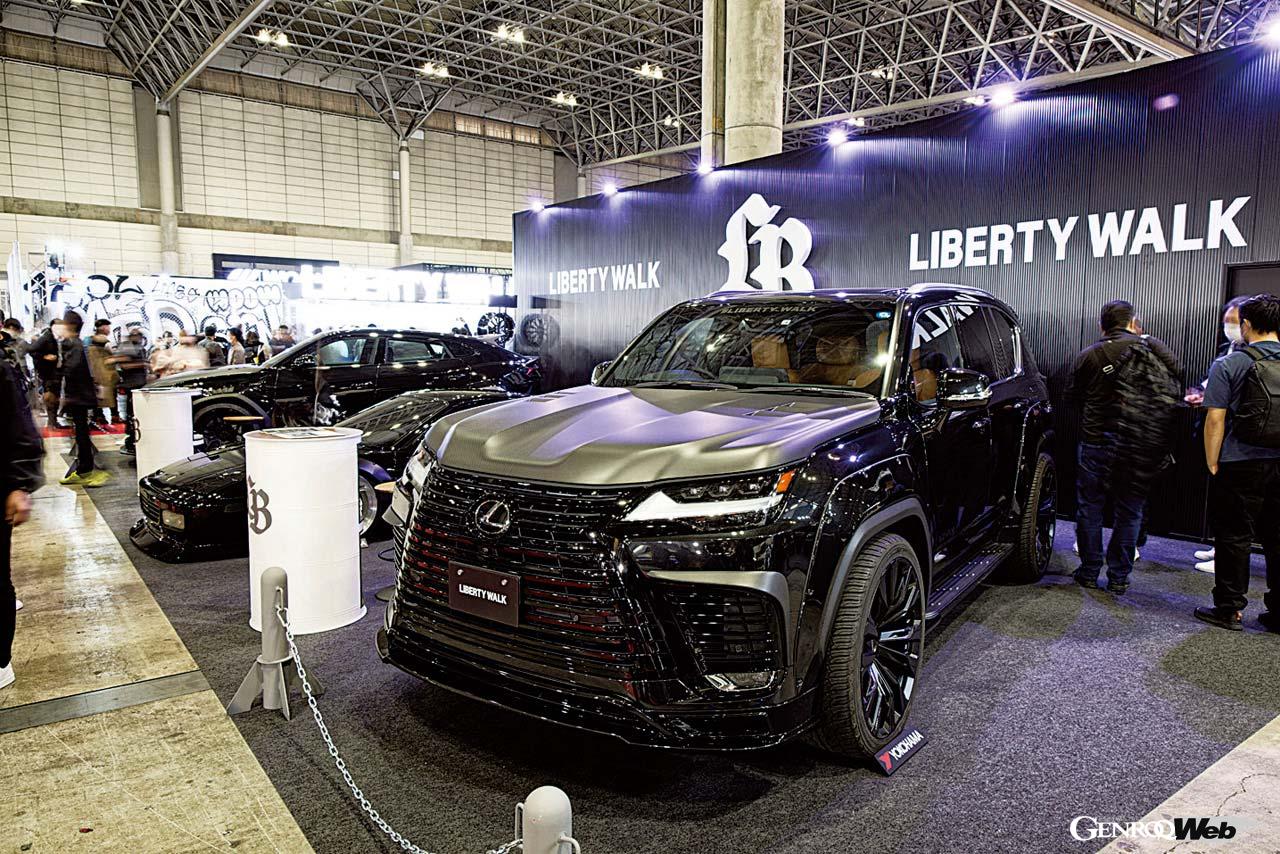 カーボン製にして3つのダクトを配したボンネット、同じくカーボン製のホイールアーチエクステンション、そしてAMEホイールなどで構築されたLX600。