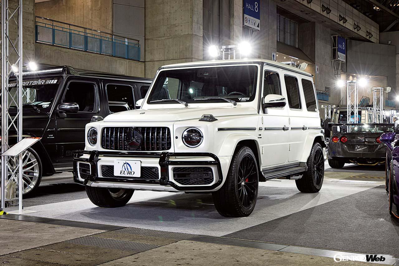 ラッピングによってマットホワイトとなったAMG G 63。純正部品を含めて気軽に取り入れられることから、Gクラスカスタムのいい参考例だ。