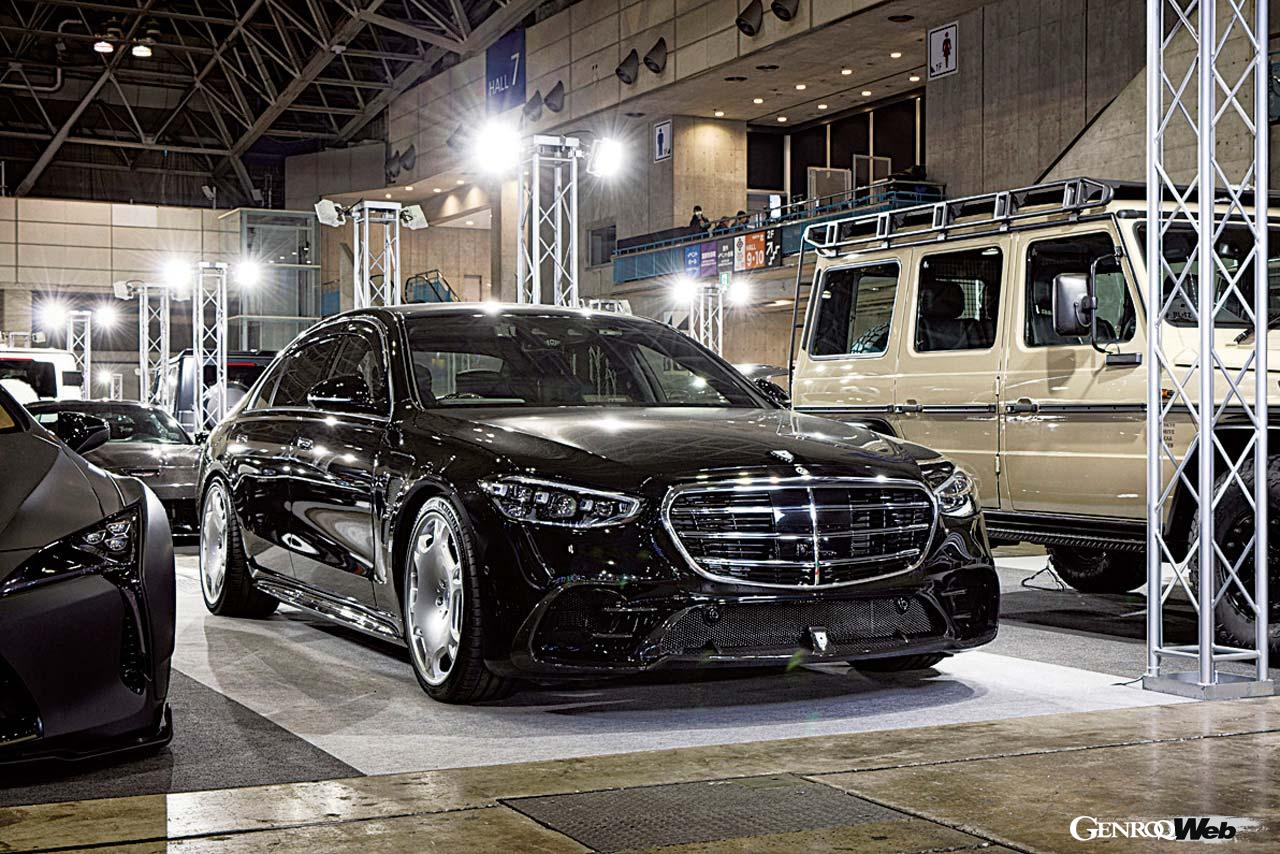 漆黒のボディはかつて一世を風靡した黒塗りセダンにしてコンプリートカーの雰囲気を纏うW223型Sクラス。