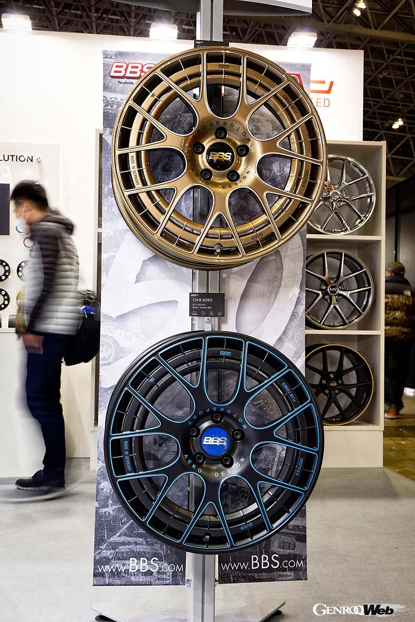 ホイールを締結する部分にアタッチメントを設けることで、ホイールに汎用性を持たせた「BBSアンリミテッドスタイル」。P.C.D.98〜130まで、ほとんどの乗用車に対応するアタッチメントを用意する。