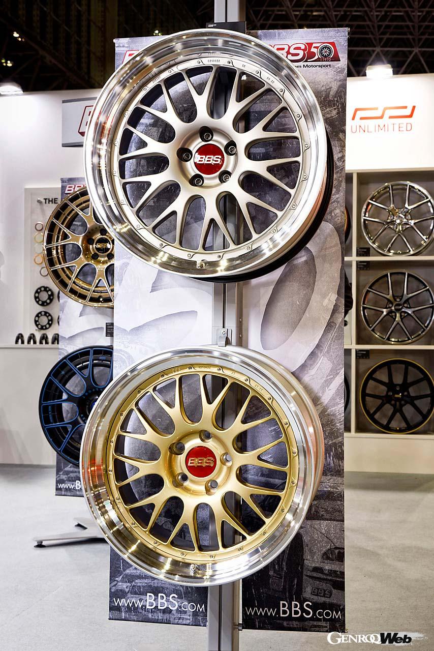 ホイールを締結する部分にアタッチメントを設けることで、ホイールに汎用性を持たせた「BBSアンリミテッドスタイル」。P.C.D.98〜130まで、ほとんどの乗用車に対応するアタッチメントを用意する。