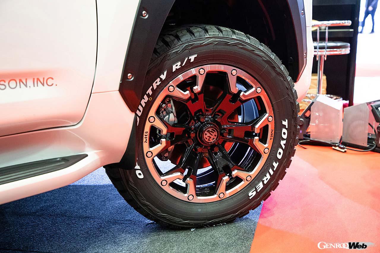 MGブランドのGOLEMを装着したランクル300。MGブランド初のオープンナットフェイスにすることでよりコンケーブ形状を実現した。