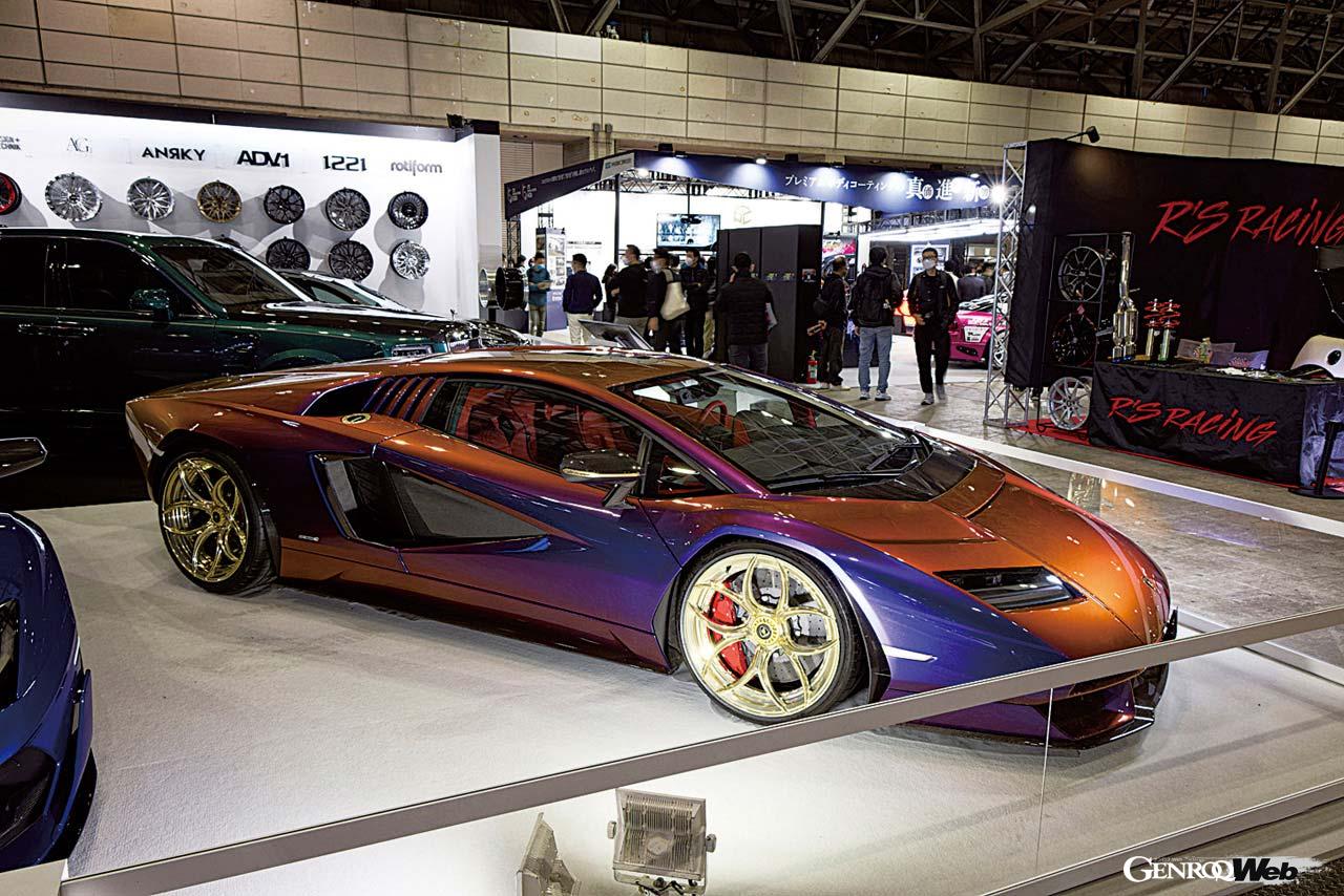 マジョーラで彩られた新型カウンタック。装着されるホイールは今回がワールドプレミアとなったS2-X0だ。