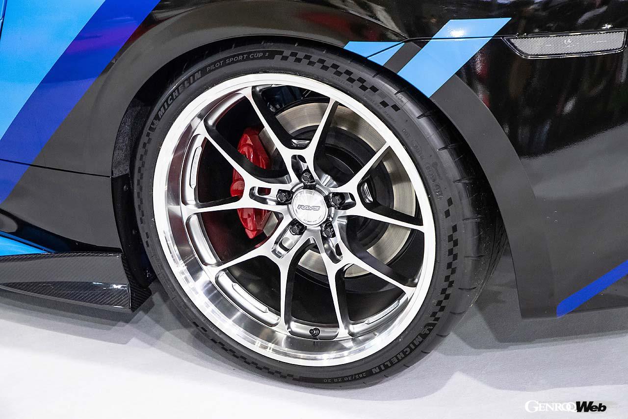 今年創業50周年を迎える節目の年のレイズ。フェアレディZを2台も持ち込んだ。