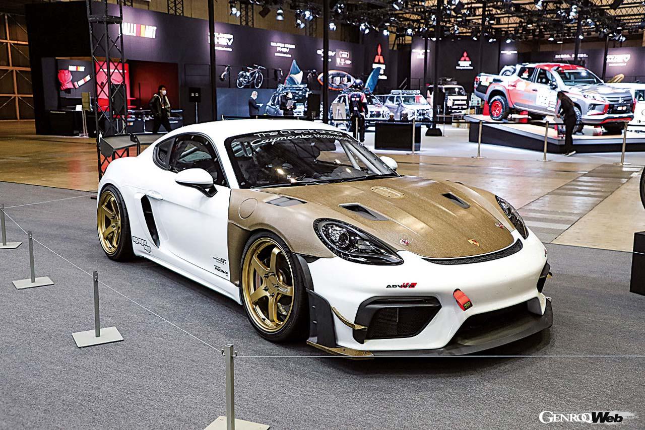 3本スポークデザインのアドバン・レーシングの原点にあるOni2プログレッシブを装着したGRスープラ。ヨコハマタイヤブースにはGT for PORSCHEを装着したケイマンGT4 RSクラブスポーツも。