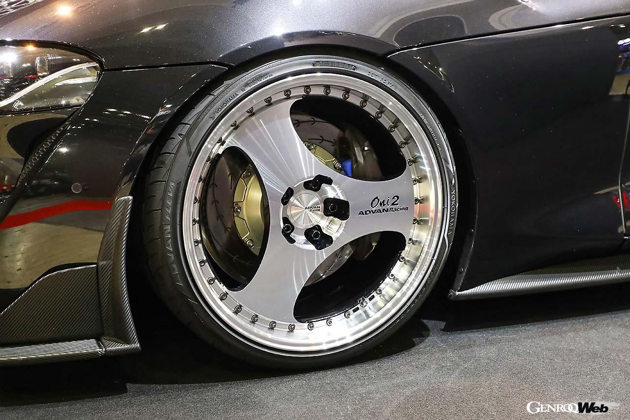 3本スポークデザインのアドバン・レーシングの原点にあるOni2プログレッシブを装着したGRスープラ。ヨコハマタイヤブースにはGT for PORSCHEを装着したケイマンGT4 RSクラブスポーツも。