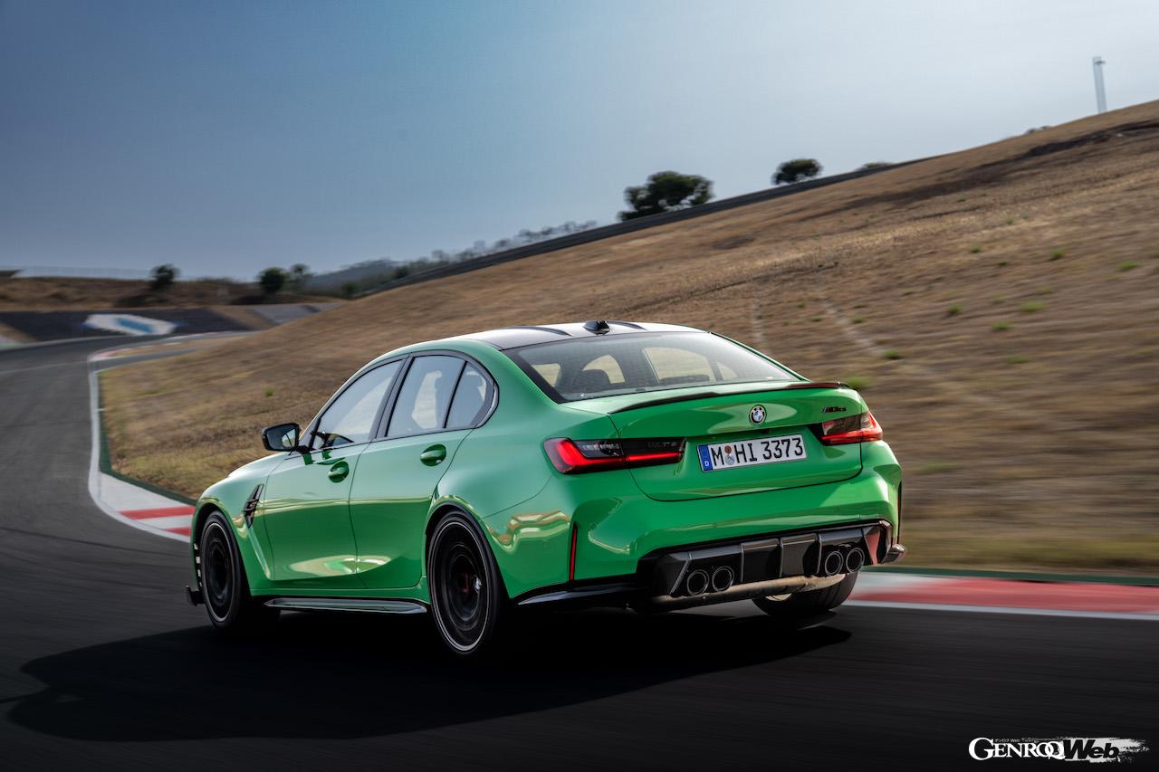 M3の限定ハイパフォーマンス仕様「BMW M3 CS」の走行シーン。