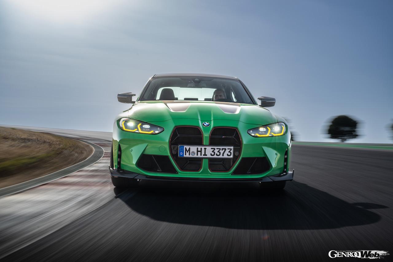 M3の限定ハイパフォーマンス仕様「BMW M3 CS」の走行シーン。