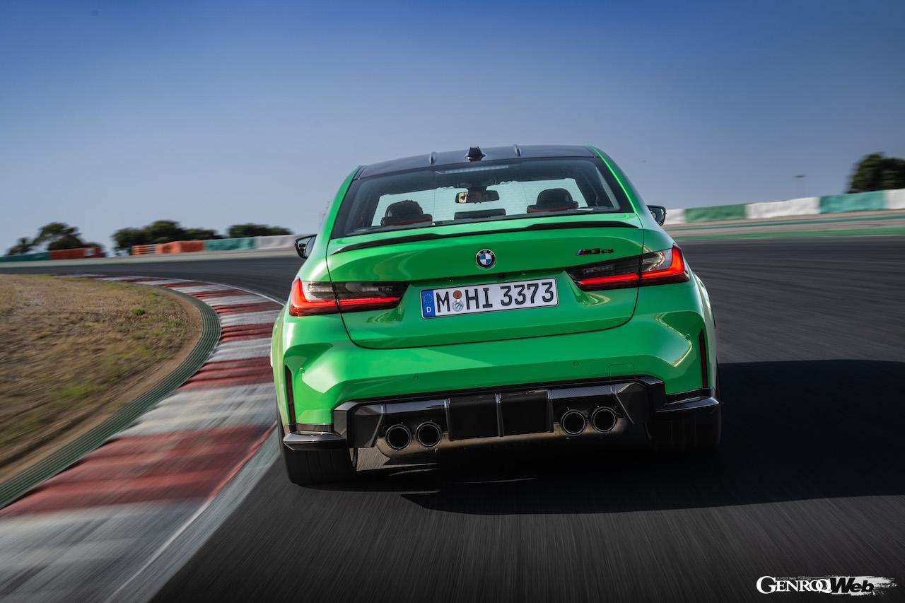 M3の限定ハイパフォーマンス仕様「BMW M3 CS」の走行シーン。