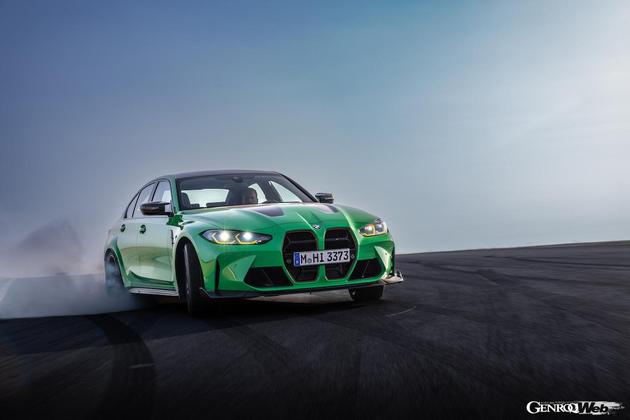 M3の限定ハイパフォーマンス仕様「BMW M3 CS」の走行シーン。