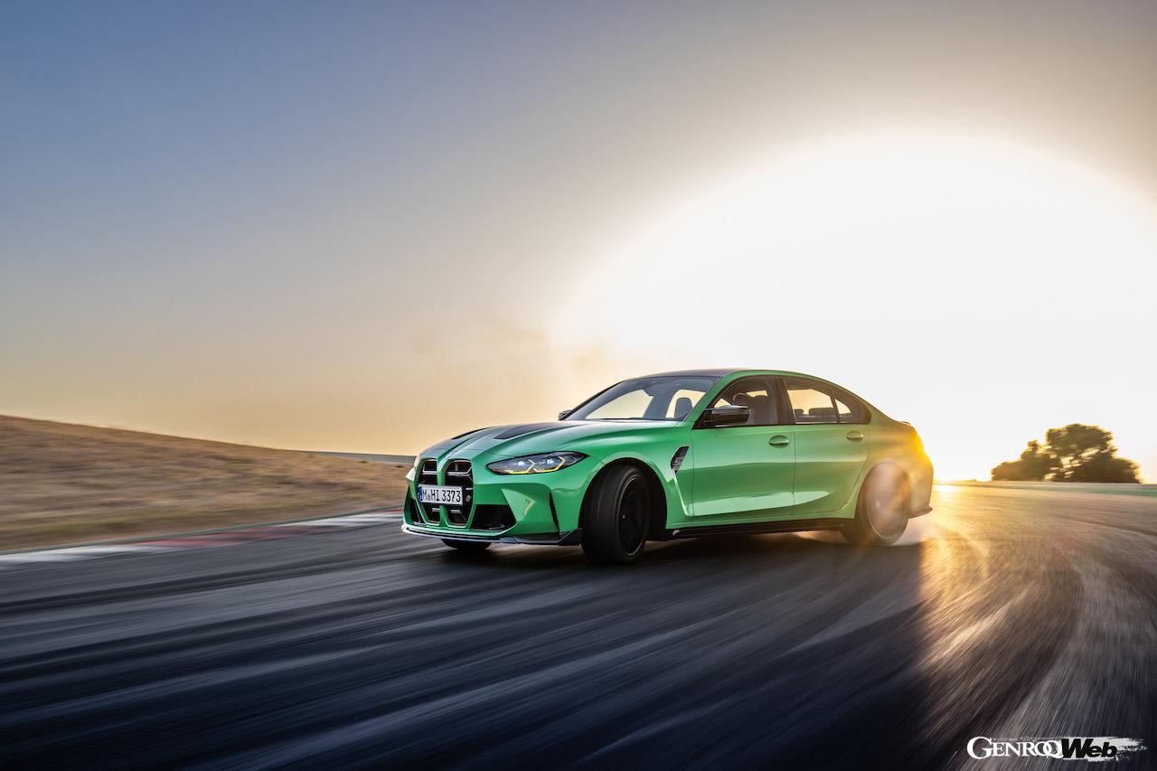 M3の限定ハイパフォーマンス仕様「BMW M3 CS」の走行シーン。