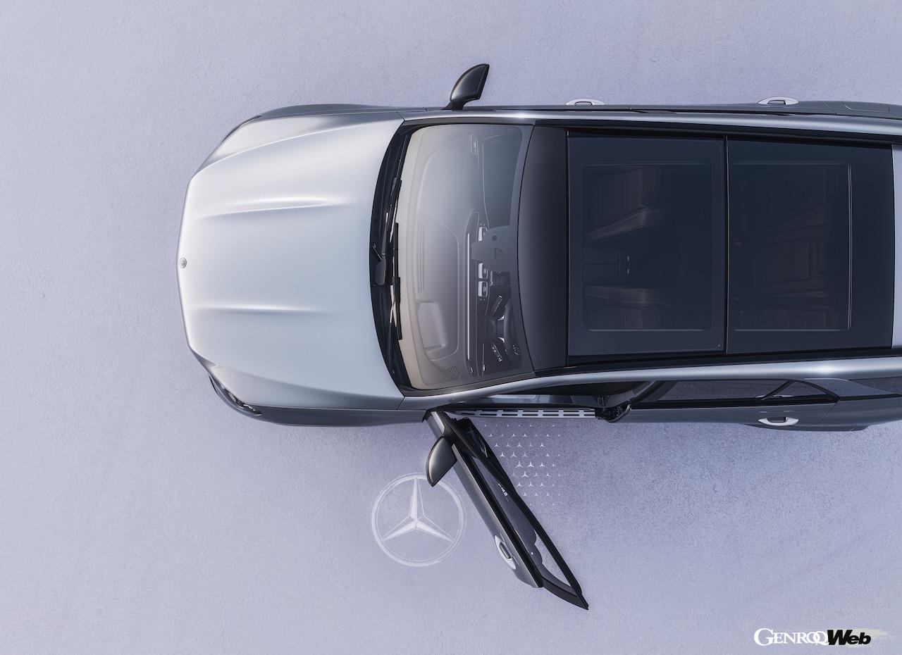 独自のメルセデス・ベンツ・パターンをアニメーションで路面に投影する「アンビエント・ライティング」が新たにオプションとして設定された。