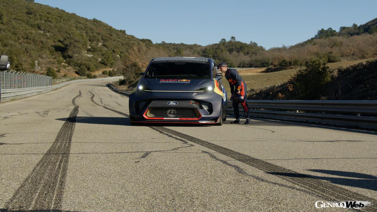 レッドブル・フォードのプロモーションフィルムに登場した、マックス・フェルスタッペン。