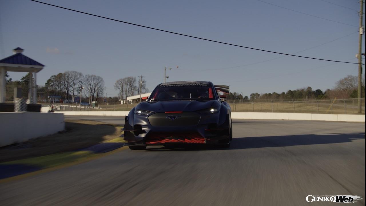 レッドブル・フォードのプロモーションフィルムに登場した、マックス・フェルスタッペン。