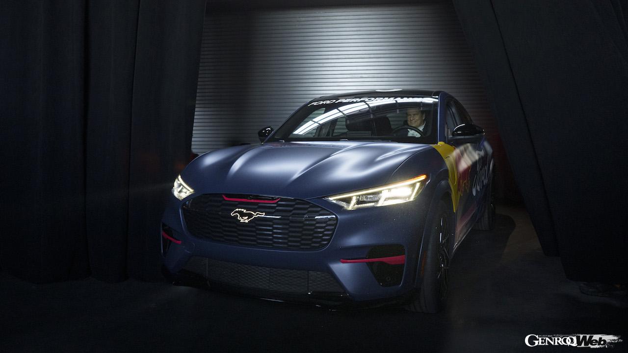 イベントにはフォードのジム・ファーリーCEOが、レッドブルカラーにペイントされたマスタング マッハ-Eで登場。