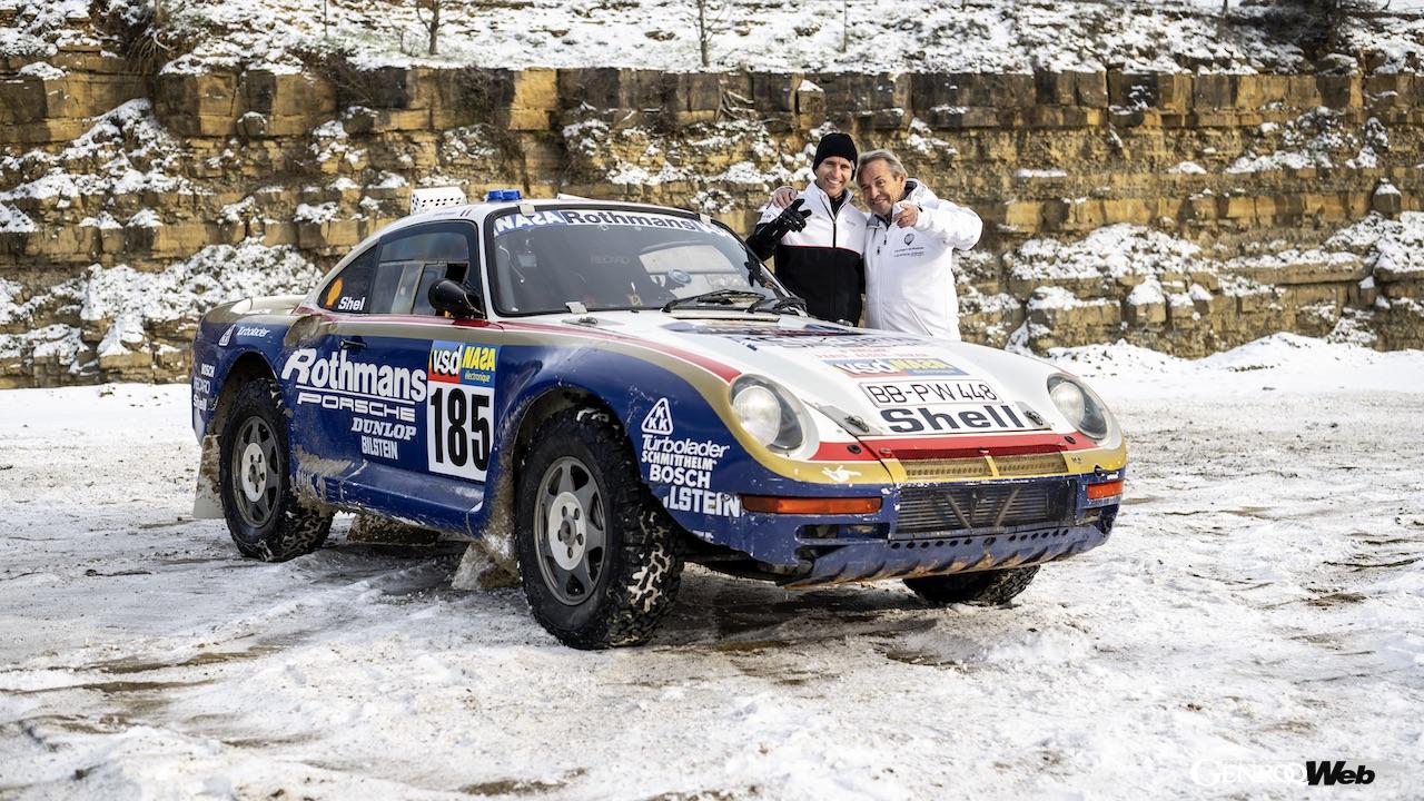 レストアが完了したポルシェ 959 パリ・ダカールをドライブした、ジャッキー・イクスとティモ・ベルンハルト。