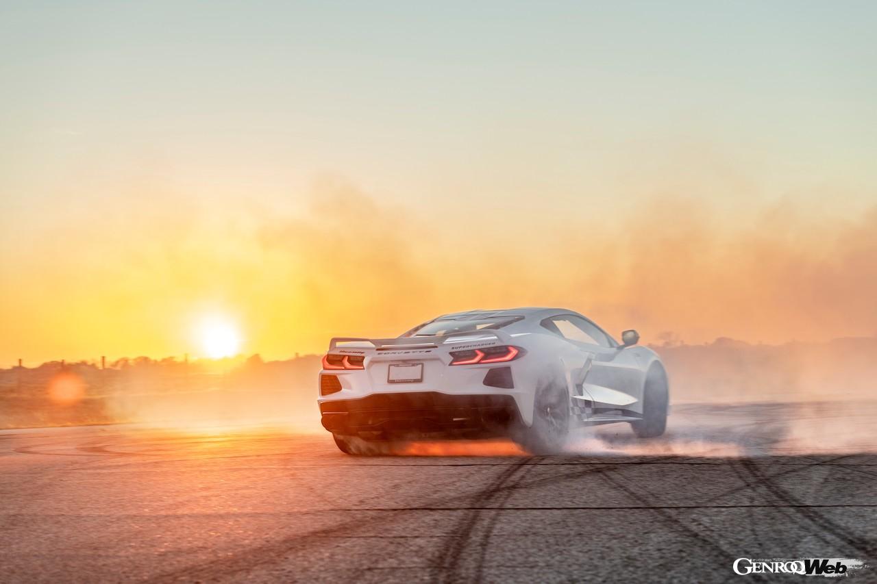 ヘネシー H700 コルベット C8 スティングレイの走行シーン。
