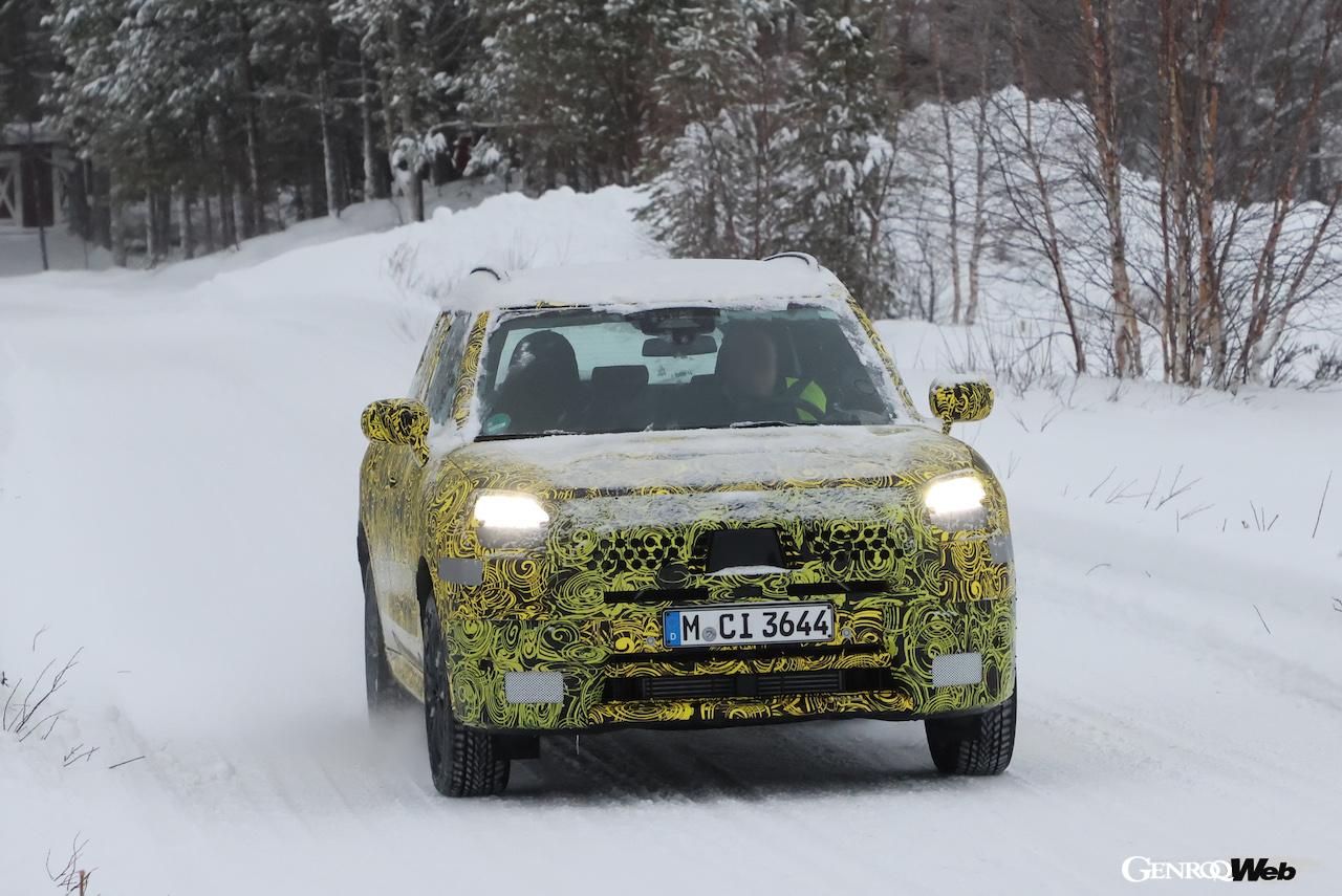 厳重なカモフラージュラッピングが施された状態で、寒冷地テストを続ける「MINI カントリーマン」。