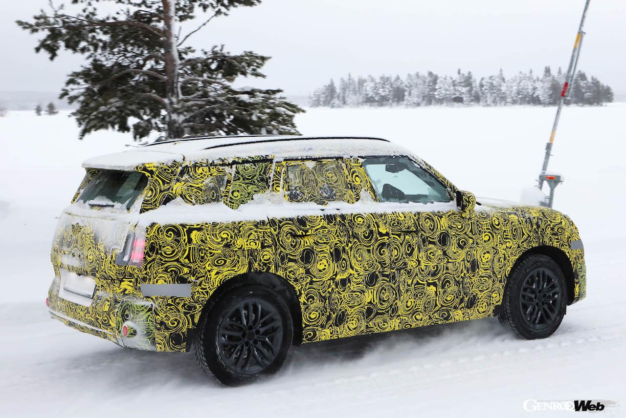 厳重なカモフラージュラッピングが施された状態で、寒冷地テストを続ける「MINI カントリーマン」。