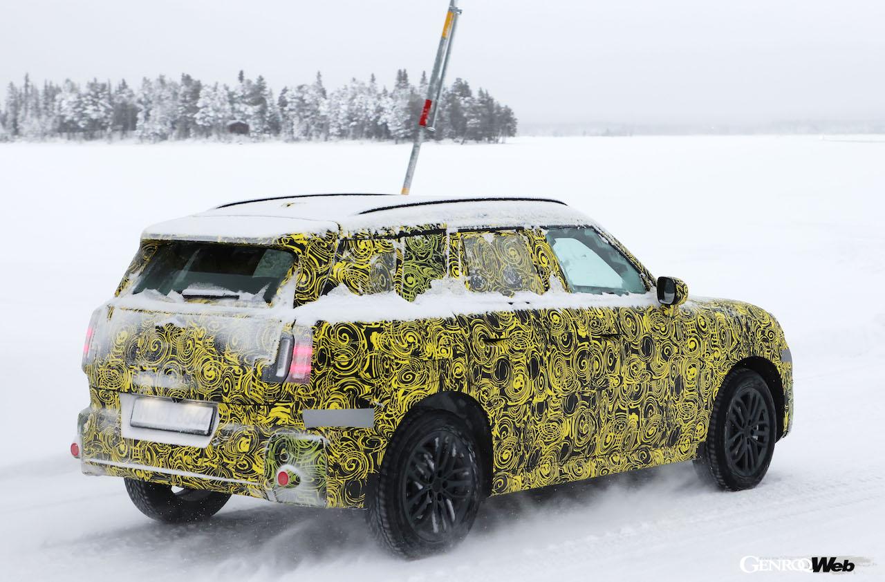 厳重なカモフラージュラッピングが施された状態で、寒冷地テストを続ける「MINI カントリーマン」。