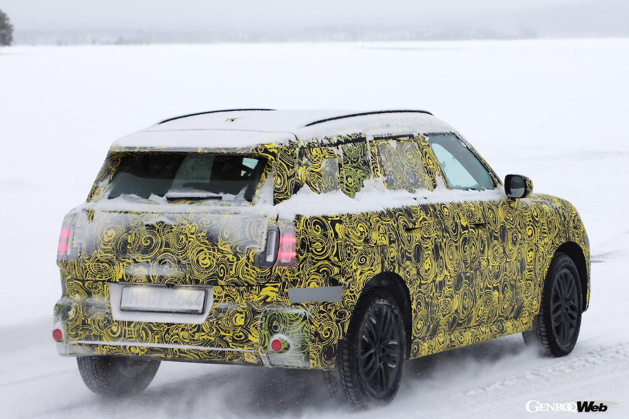 厳重なカモフラージュラッピングが施された状態で、寒冷地テストを続ける「MINI カントリーマン」。