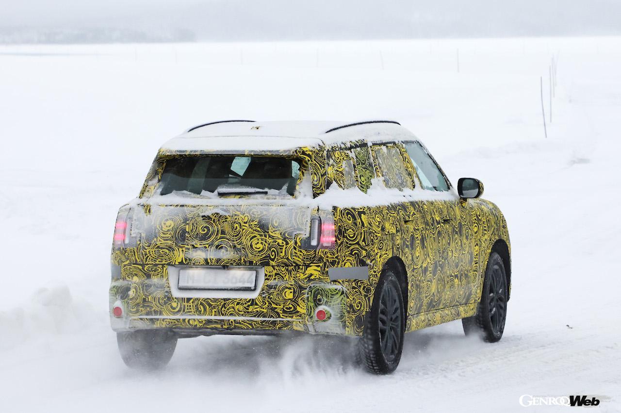 厳重なカモフラージュラッピングが施された状態で、寒冷地テストを続ける「MINI カントリーマン」。