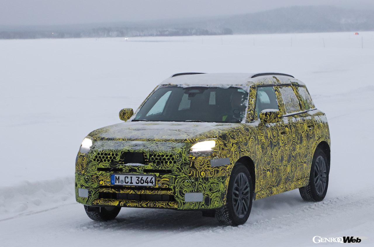 厳重なカモフラージュラッピングが施された状態で、寒冷地テストを続ける「MINI カントリーマン」。