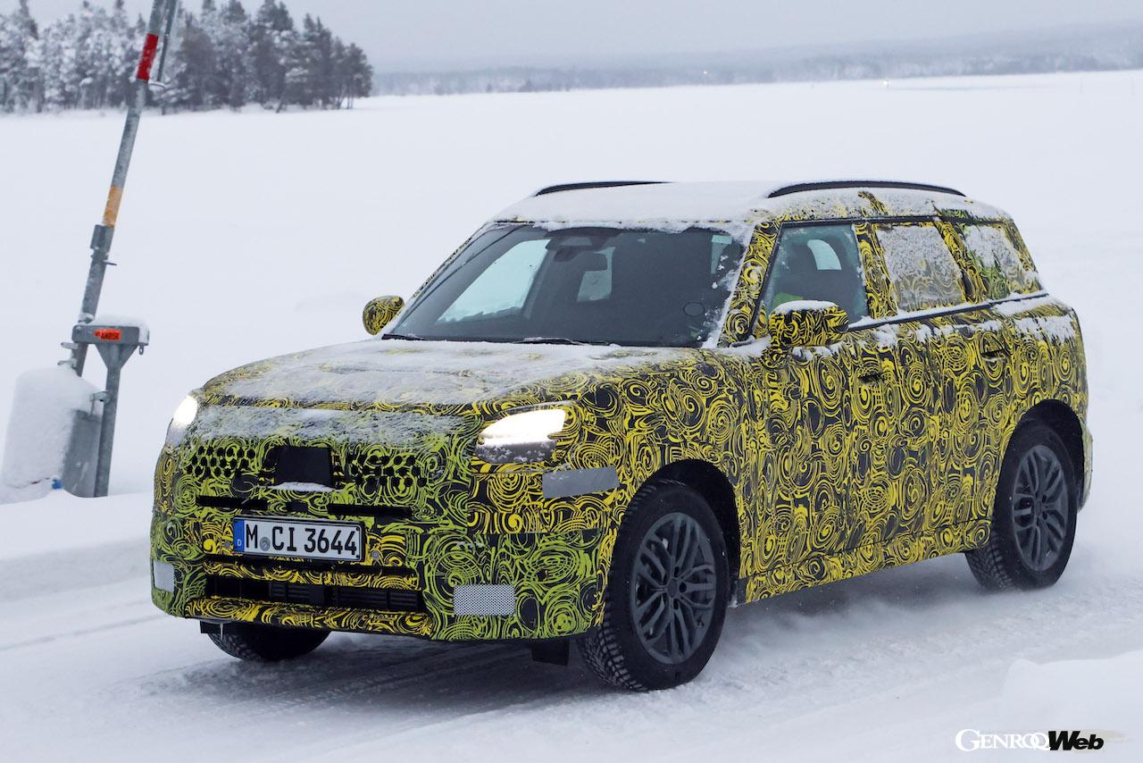 厳重なカモフラージュラッピングが施された状態で、寒冷地テストを続ける「MINI カントリーマン」。