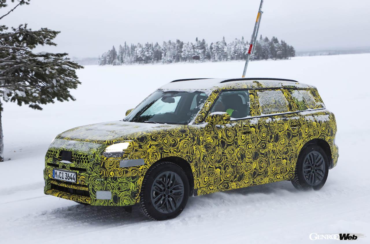 厳重なカモフラージュラッピングが施された状態で、寒冷地テストを続ける「MINI カントリーマン」。