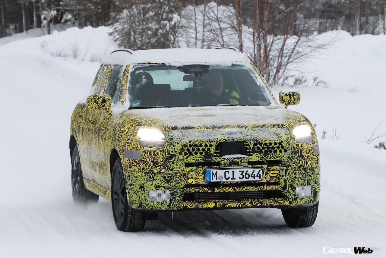 厳重なカモフラージュラッピングが施された状態で、寒冷地テストを続ける「MINI カントリーマン」。