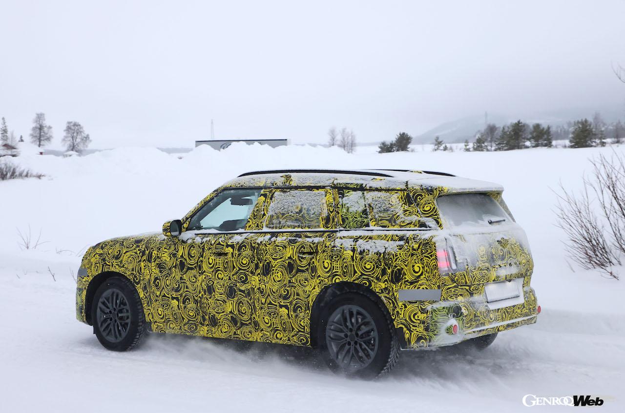 厳重なカモフラージュラッピングが施された状態で、寒冷地テストを続ける「MINI カントリーマン」。