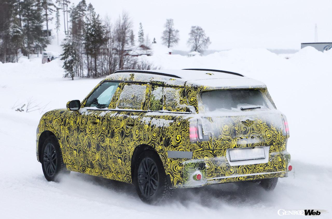 厳重なカモフラージュラッピングが施された状態で、寒冷地テストを続ける「MINI カントリーマン」。