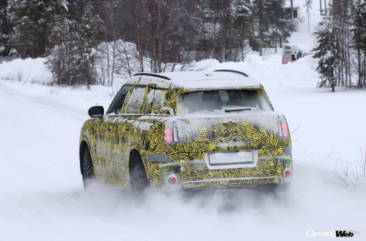 厳重なカモフラージュラッピングが施された状態で、寒冷地テストを続ける「MINI カントリーマン」。